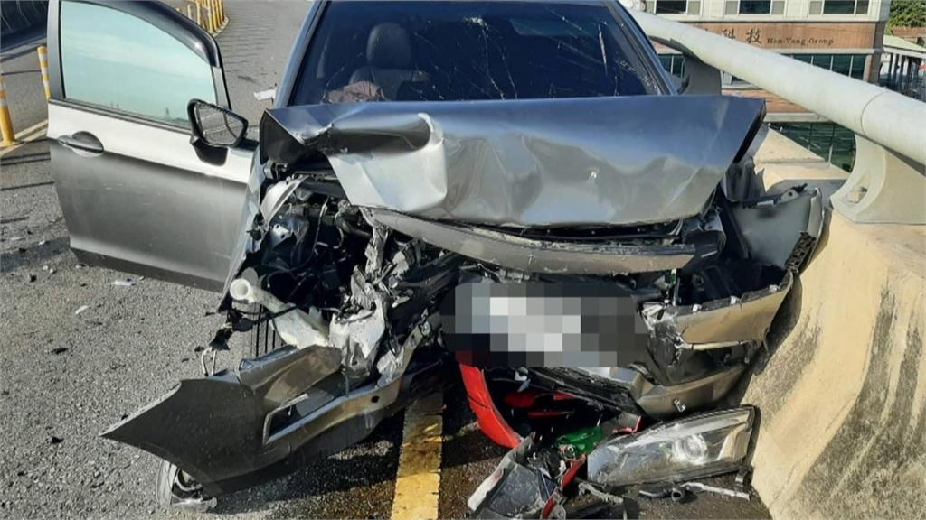 八旬駕駛突衝對向車道 逆撞上橋車輛2人送醫