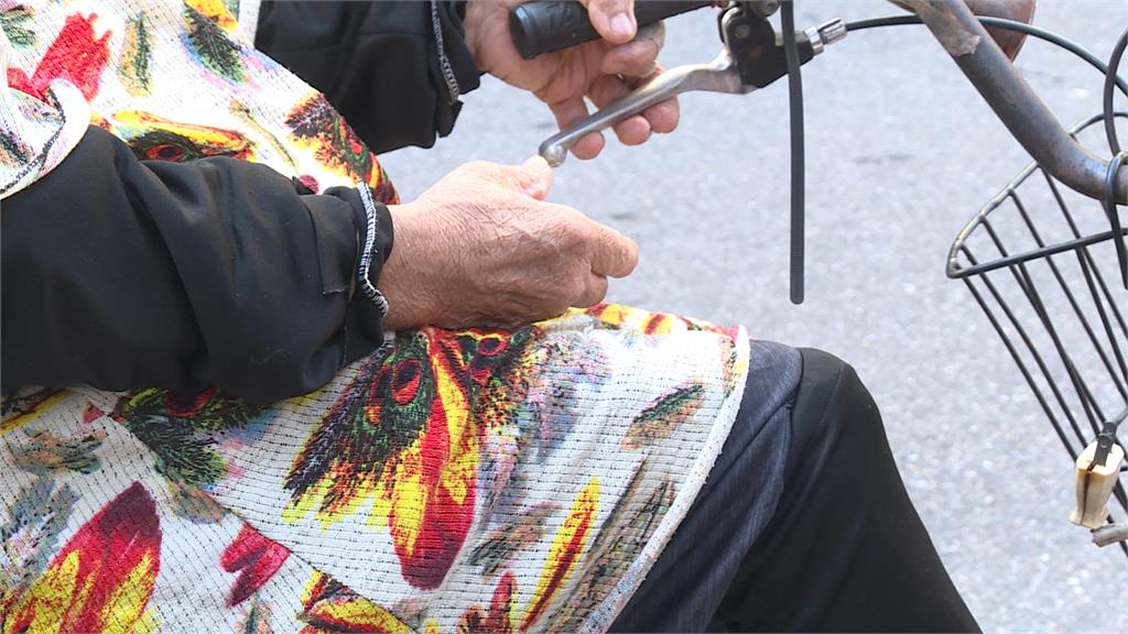 風火輪?八旬婦人路邊「燒輪椅」 民眾見狀急滅火