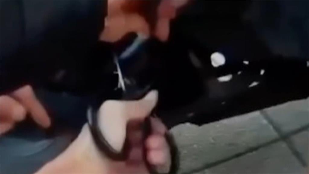 女騎士裙襬捲散熱風扇卡車陣 交管員警見狀借剪刀速救援