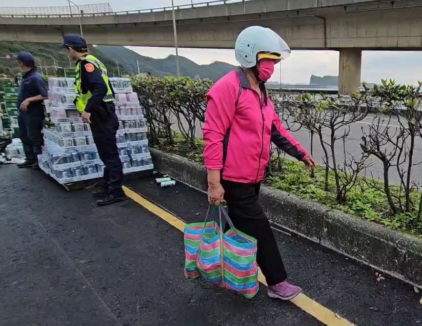 貨物沒綁牢? 台62線"啤酒掉滿地"占據2車道