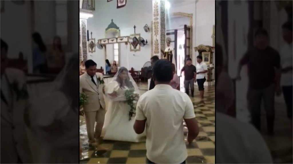 另類「水中婚禮」　菲律賓新人風雨無阻辦婚禮