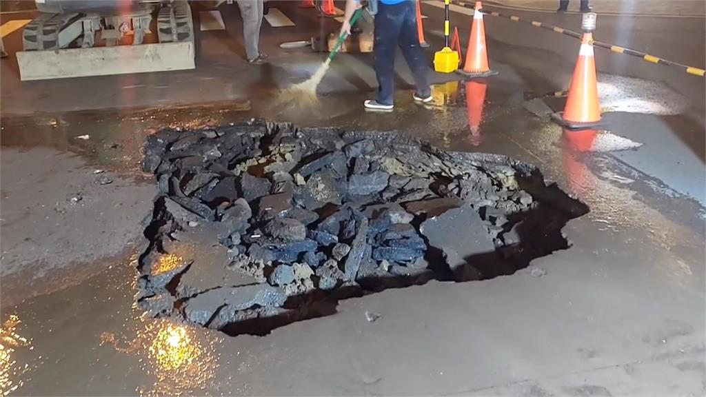 自來水管線破裂導致地基塌陷 台中公益路連破兩洞