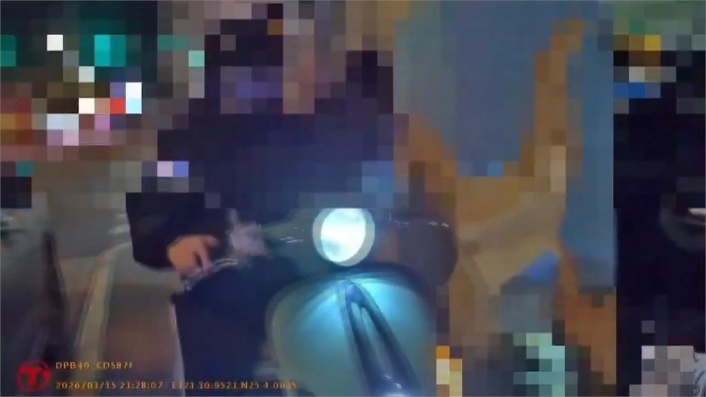 女向家人抱怨不滿被開單　起爭執「警掏電擊槍」遭控執法過當