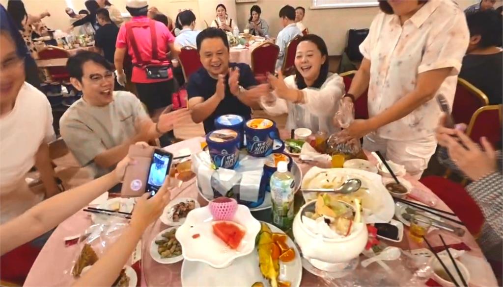 揪脆友吃辦桌！高雄楠梓開１７桌　美國、香港網友特地飛來體驗辦桌文化