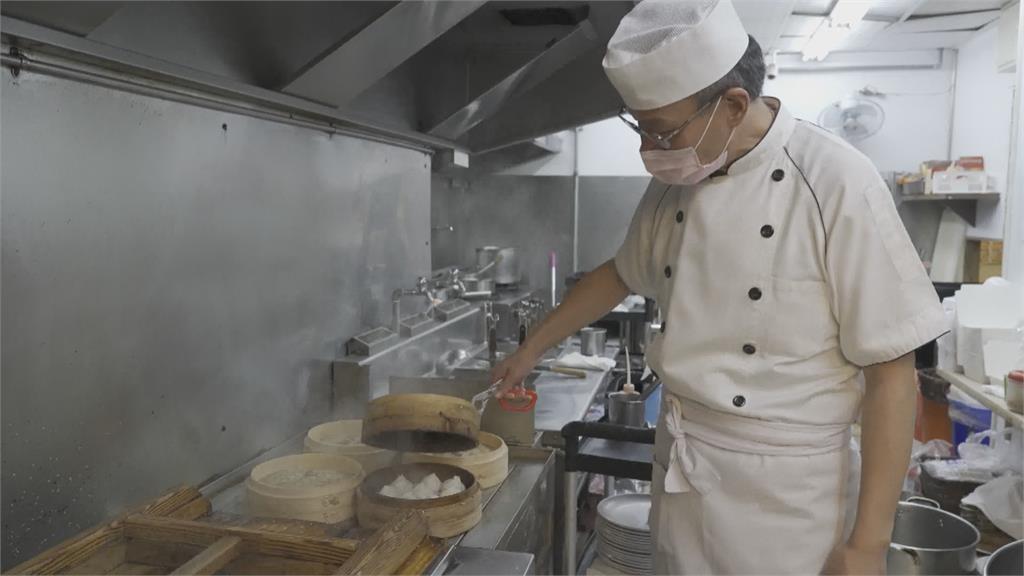 必比登美食直送派出所 兩百份防疫餐點慰勞員警