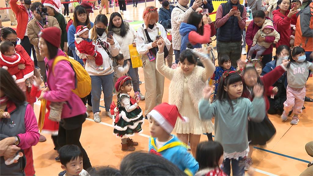萌娃齊聚! 麋鹿、耶誕樹造型走紅毯 「耶誕寶寶運動會」體力大比拚