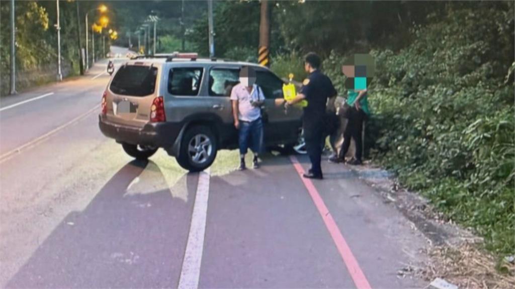 阿公酒駕 ! 自撞護欄「車子冒煙」 老伴滿頭血.金孫嚇壞