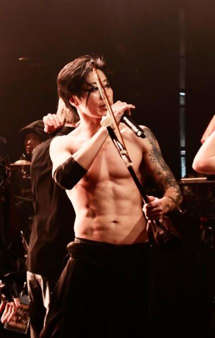 林昶佐嘶吼開唱嗨喊「我是台灣大使」炸裂芬蘭！精壯身材國外網看傻：這49歲？