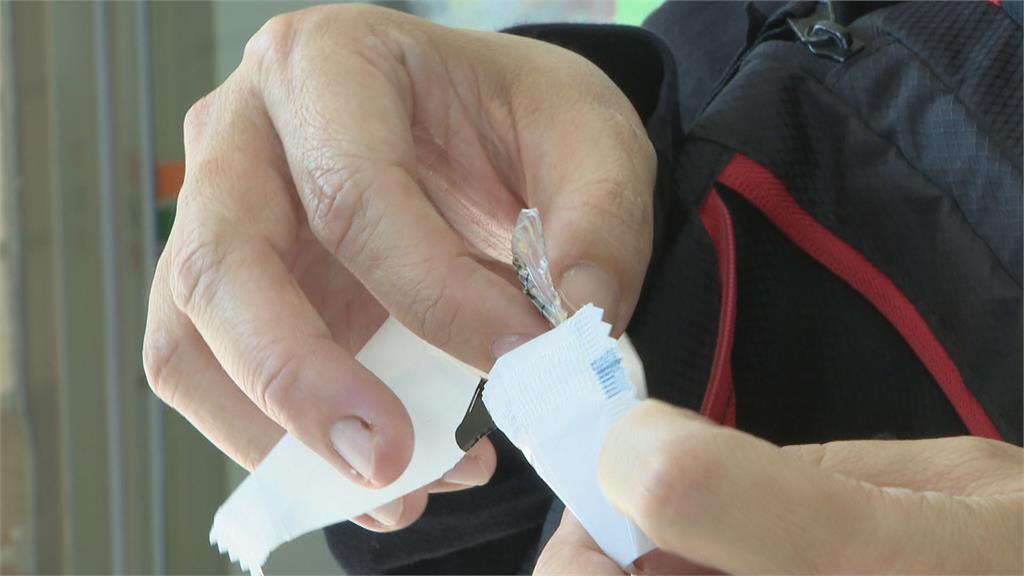 烏龍麵裡有塑膠碎片 女子控業者冷處理