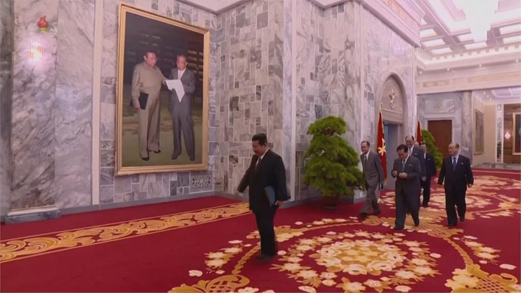 美國不敵視北朝鮮? 金正恩:沒理由相信 健康亮紅燈? 罕見穿「涼鞋」公開露面