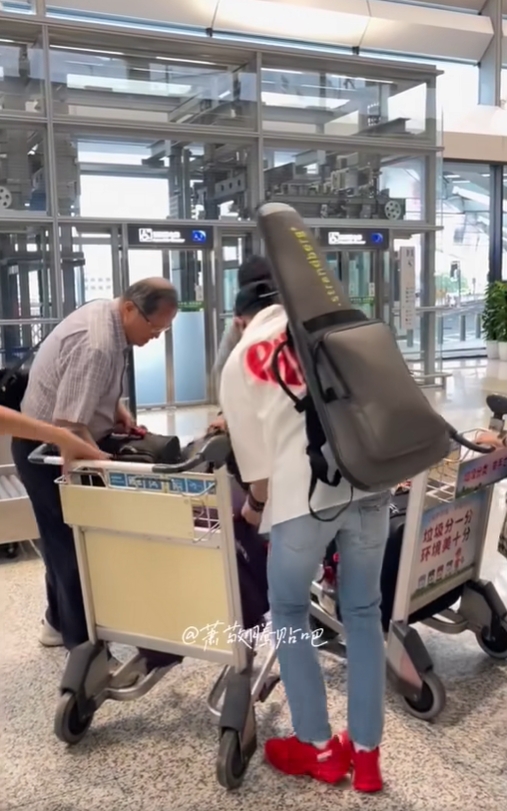 蕭敬騰「親自搬行李」畫面流出　背後暖心真相曝…網讚：善良的老蕭！