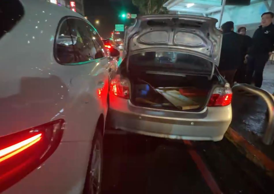 防撞桿救命! 轎車失控衝公車候車亭險撞人群