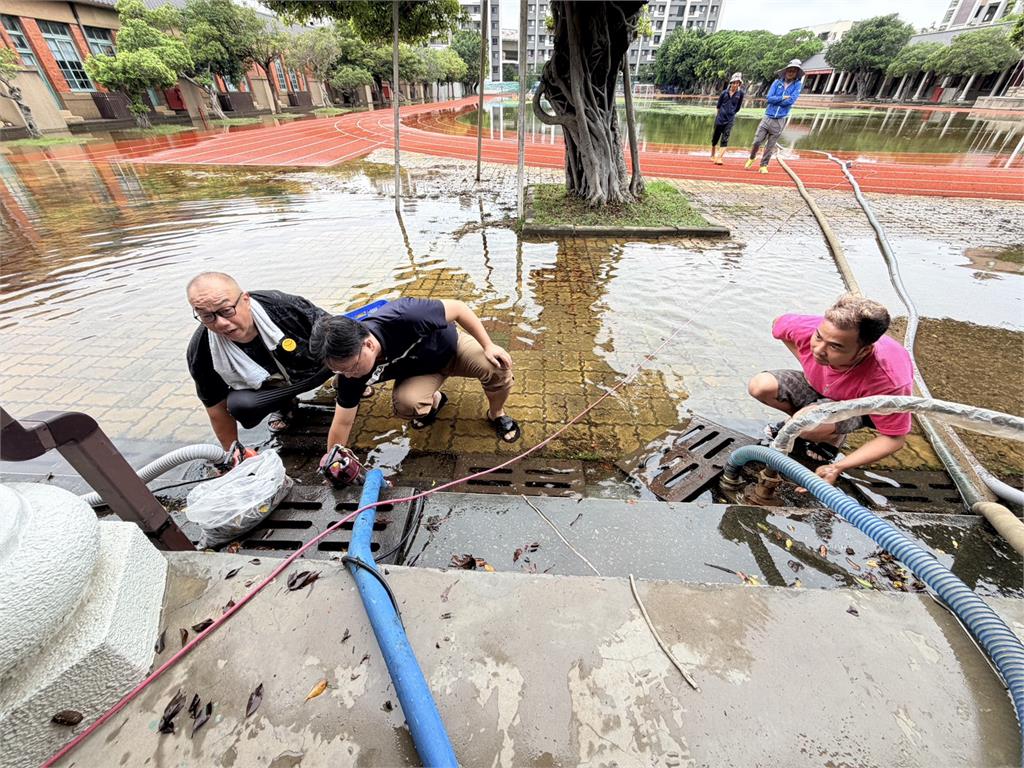 清水國小操場傳淹水！　憂「畢典泡湯」急派抽水機