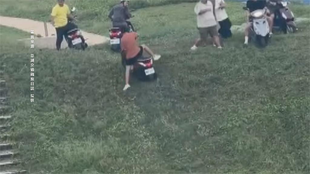 暑假亂象！　澎湖遊客騎車暴衝草皮　小琉球有乘客反坐嬉鬧