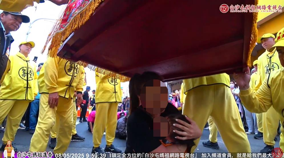 媽媽跪地哭喊盼獲「庇佑」!媽祖鑾轎停留「40秒」奇蹟一幕惹全場鼻酸