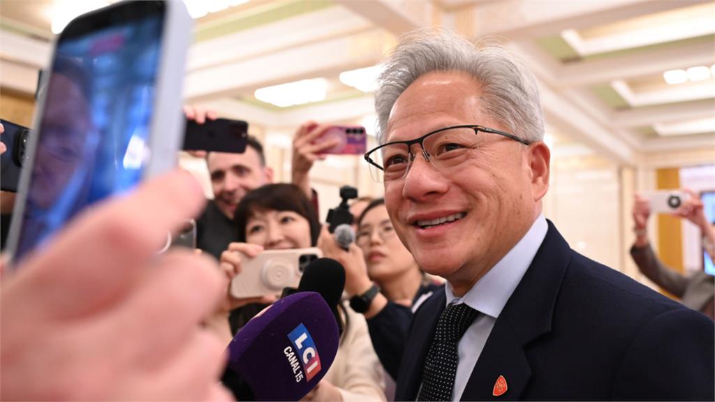 黃仁勳隨川普訪中國!突被追問「賣晶片給華為?」當場傻眼3秒噴1句