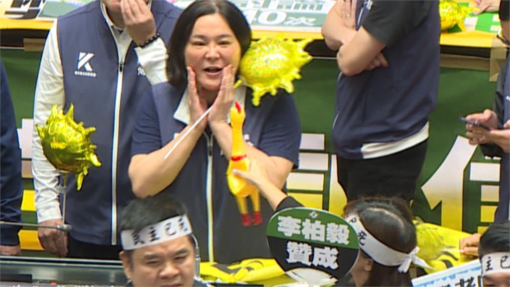 吳秉叡「尖叫雞」斬斷藍營高分貝 網友笑翻送兩大箱到民進黨團