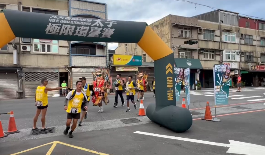 徒步走路比馬拉松還累！九天盃太子極限環台選手腳底起泡也要走
