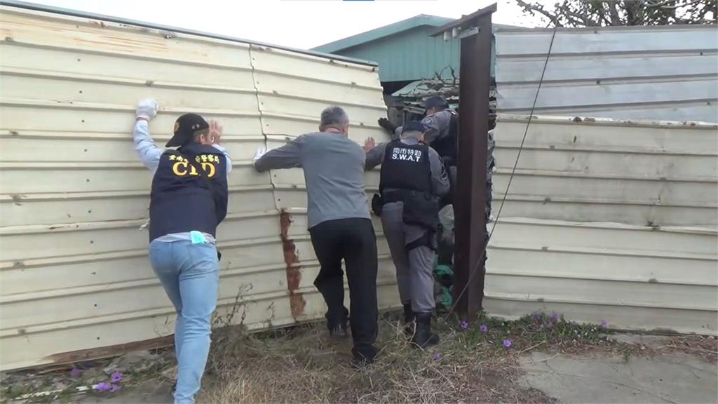 快新聞/台南非法「環保」工廠!牟利數千萬 塑膠堆成小山