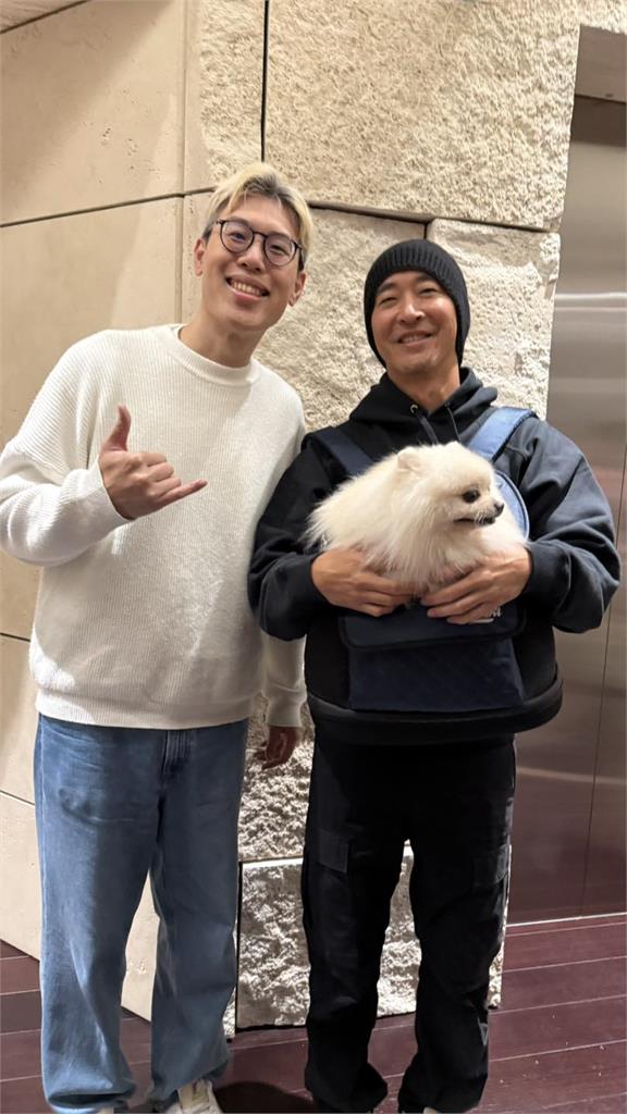 街頭毛帽男「揹著博美狗」本尊竟是黃立行！消失樂壇16年「51歲反差近況」流出