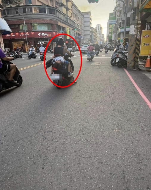 誇張！台南媽媽接送小孩「機車五貼」　目擊民眾嚇壞：好危險