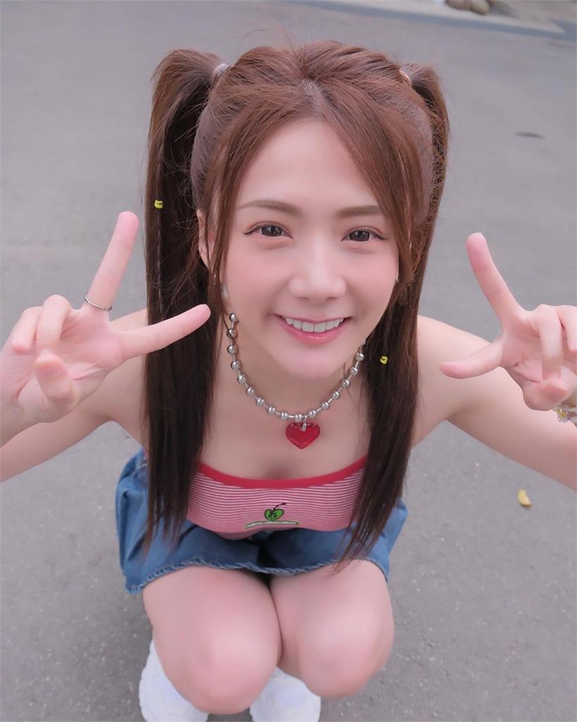 解婕翎「39歲甜妹雙馬尾」暈爛粉!全身換季僅縮水小可愛硬撐…網瞪:根本國中生