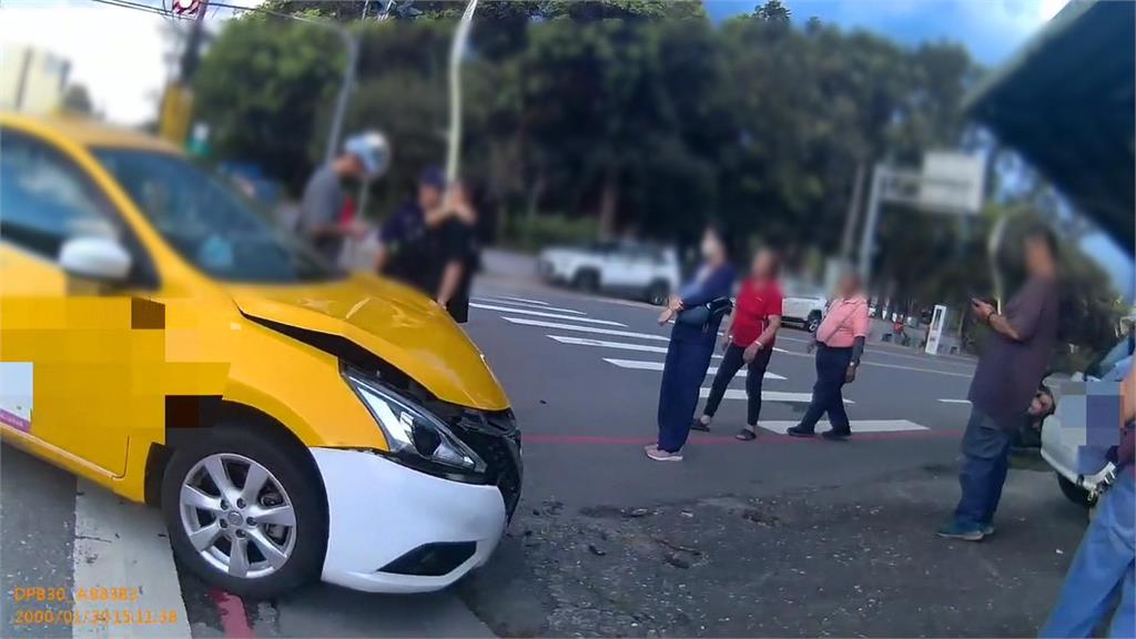驚悚!花蓮轎車遭小黃逆向撞上 失控衝進民宅、波及騎樓機車