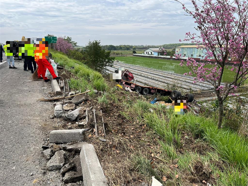 快新聞/碰!國1嘉義路段發生車禍 聯結車、小客車翻覆畫面曝光