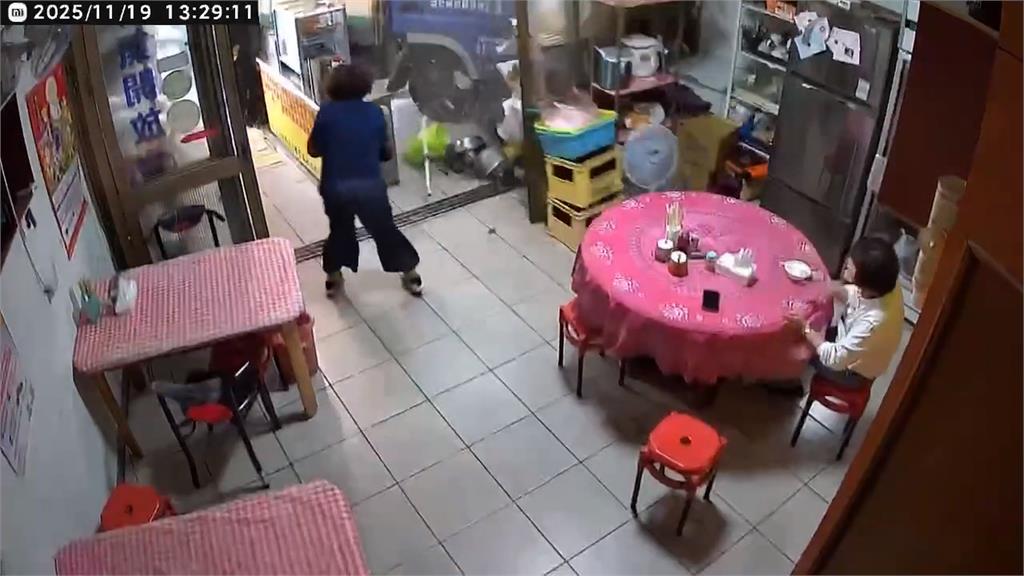 驚險！小貨車遭推撞衝進麵攤　麵攤起火冒煙　2婦嚇壞急奔逃