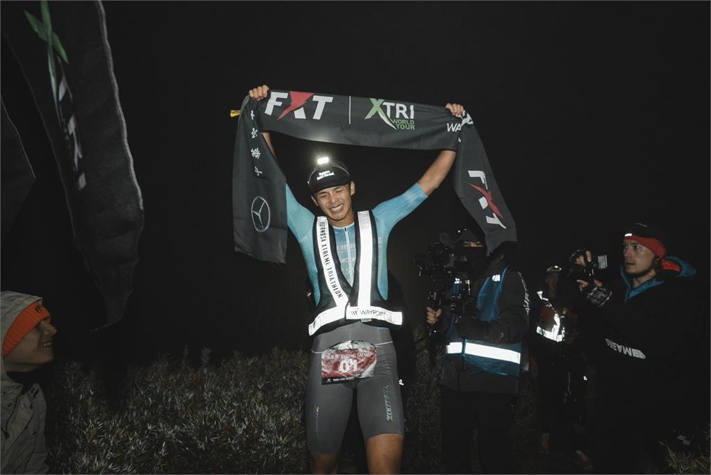 從亞洲賽道紀錄、國際極限賽事前十,到帶領學員勇闖高山,他始終用「超越極限」的方式