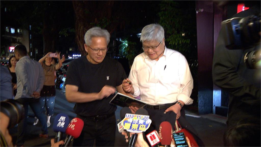 黃仁勳見魏哲家笑開懷! 2人搭肩互捧「快買對方股票」