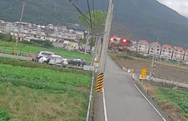 搶快惹禍!花蓮兩車路口撞上 波及對向2機車1休旅車