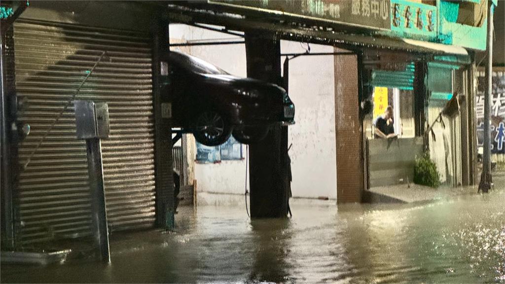 高雄梓官「水淹到腰」！　車輛架高到天花板、洗衣機懸空防泡水