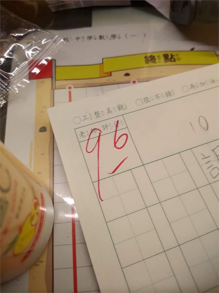 兒沒拿到滿分…竟炫耀「96分考卷」！媽不懂求解　網驚：太強了