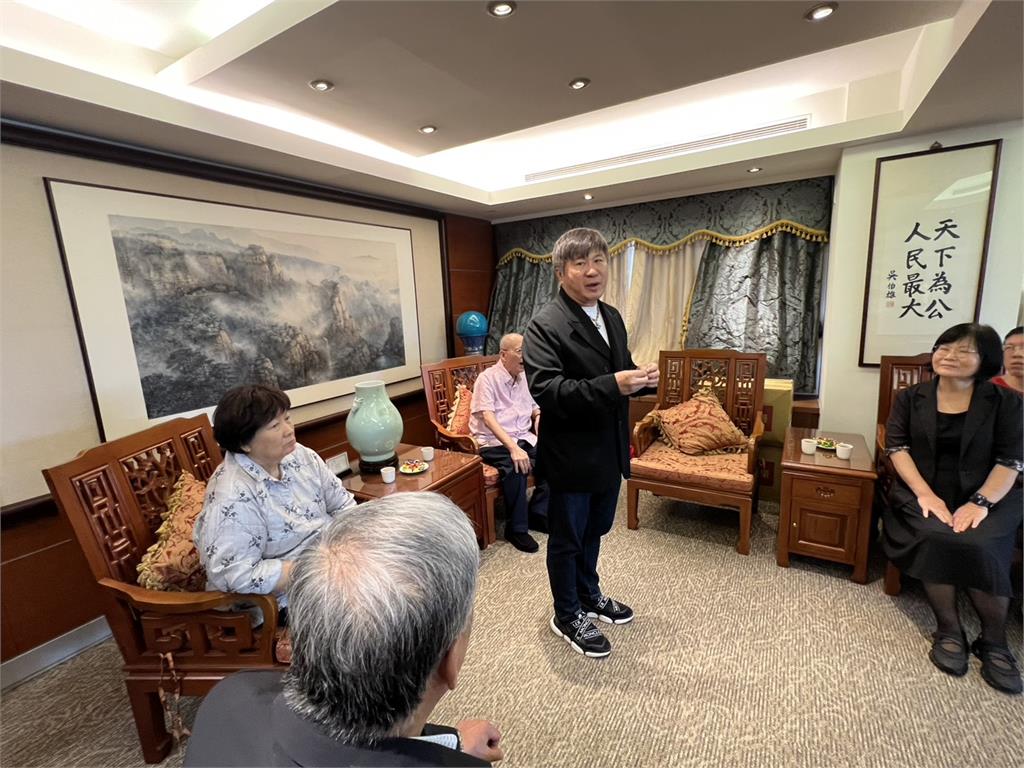 綜藝天王胡瓜帶十方啟能中心院童 「快閃感恩」前內政部長吳伯雄當年暖心協助
