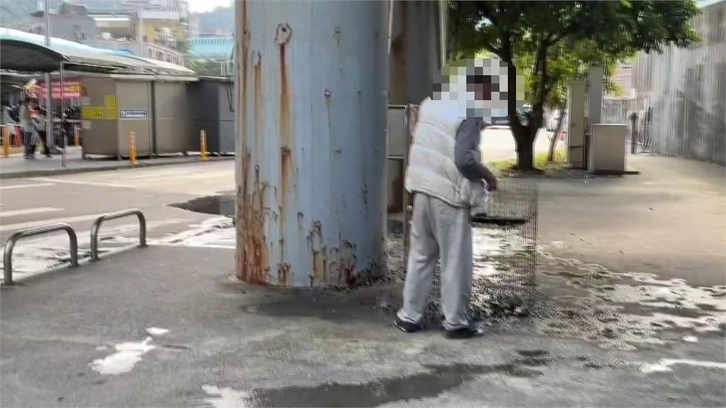 疑街友放火燒雜物！　基隆火車站高砂橋下竄黑煙