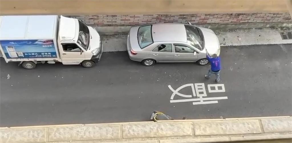 嘉義街頭驚見「裸男放水秀」!砸車、脫衣、尿尿一條龍 警傻眼逮人