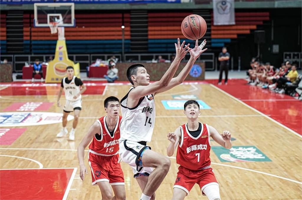 HBL(影)/「混血王子」歐瑞克狂抓籃板+扣籃 錦和高中大勝彰縣成功高中晉級8強