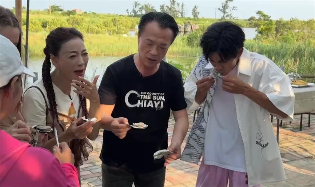 中秋烤肉吃鮮蚵！翁章梁登綜藝節目化身「青蚵仔哥」