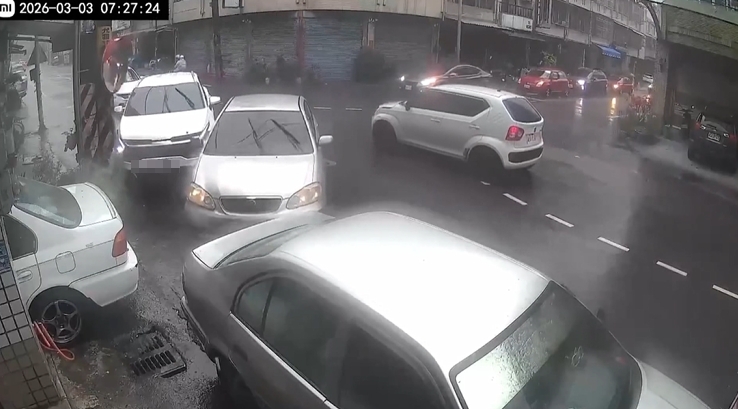 都違規！逆向車撞跨雙黃線車　彰化兩機車對撞3人倒地噴飛