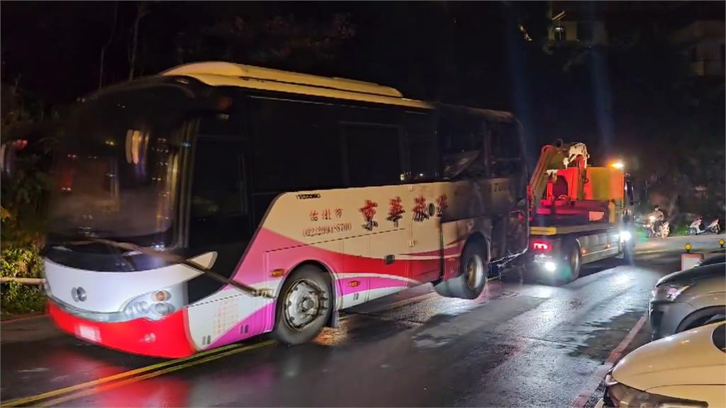 九份老街中型遊覽車突起火 11名旅客下車逛街幸無人傷