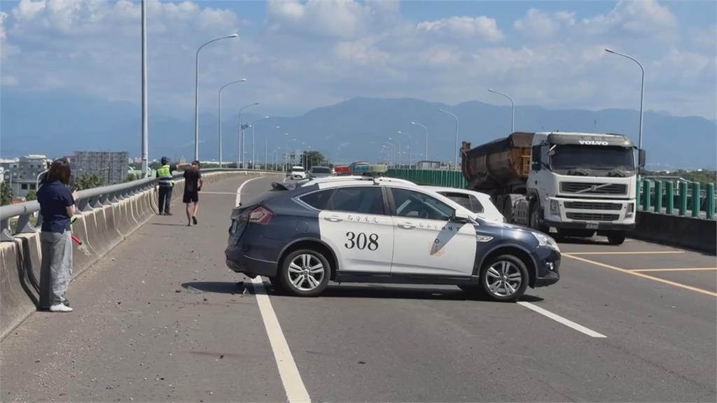 台78線大貨車爆胎自撞　後方轎車再撞警車釀2傷