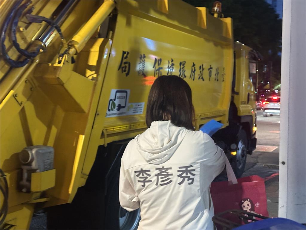 垃圾車旁「大姐猛拎包」竟是李彥秀!本人狂喊「正能量金句」網驚:怕了