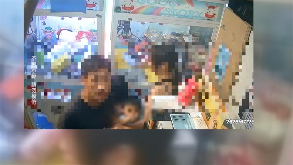 最差勁身教!父母指揮小孩「鑽進機台」 搜刮夾娃娃機店戰利品