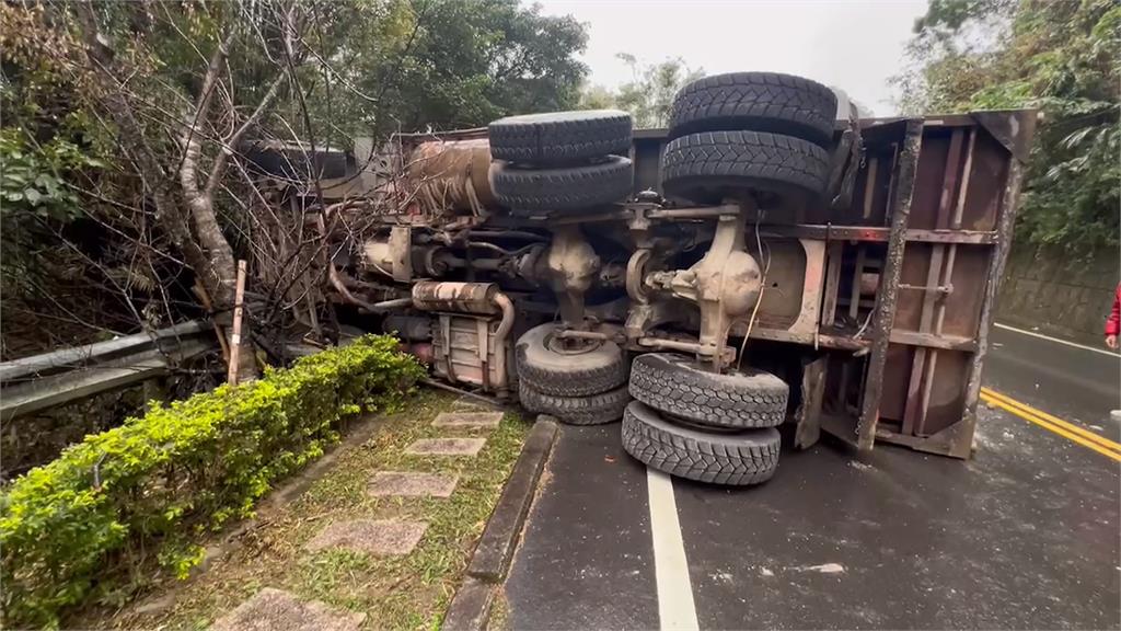 苗栗公館鄉砂石車橫躺路面 疑是下坡煞車失靈+天雨路滑惹的禍