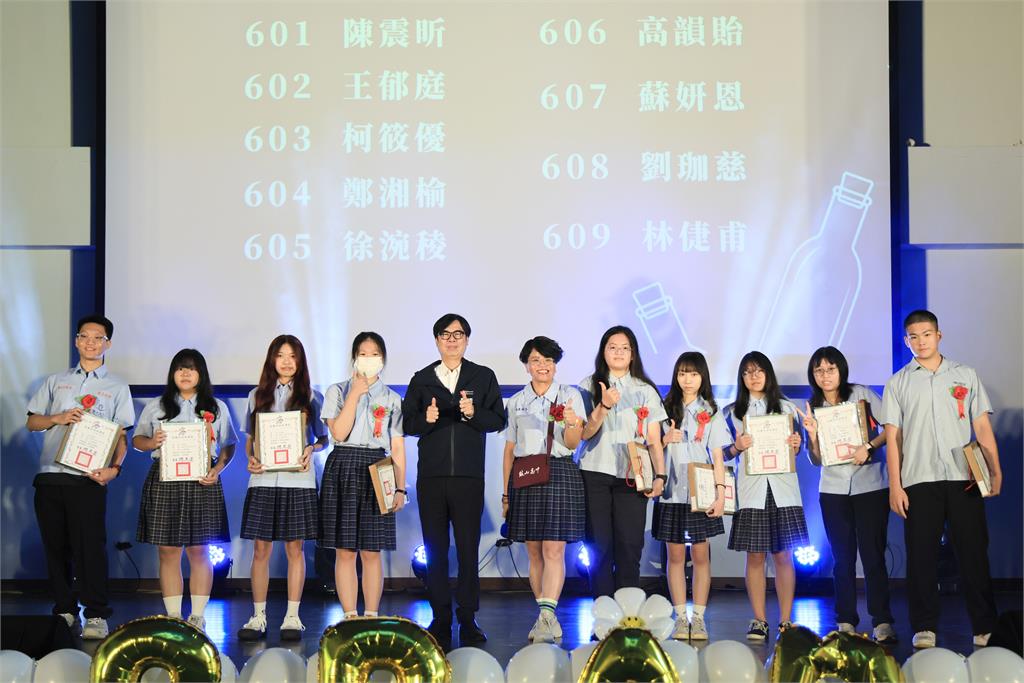 快新聞/出席鼓山高中畢典 陳其邁超夯:學生邀自拍、簽制服「來者不拒」