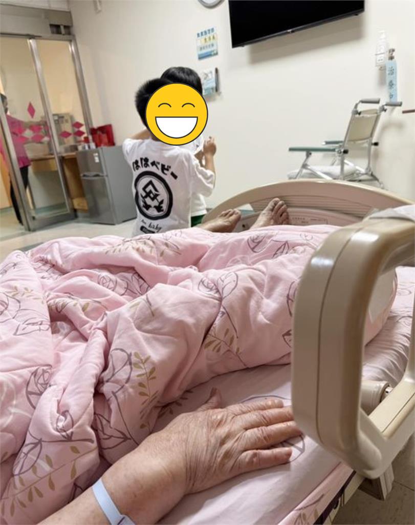 才剛掰了蘿拉！蔡阿嘎阿嬤「突住院」他坐病床旁嘆：不能幫她做什麼