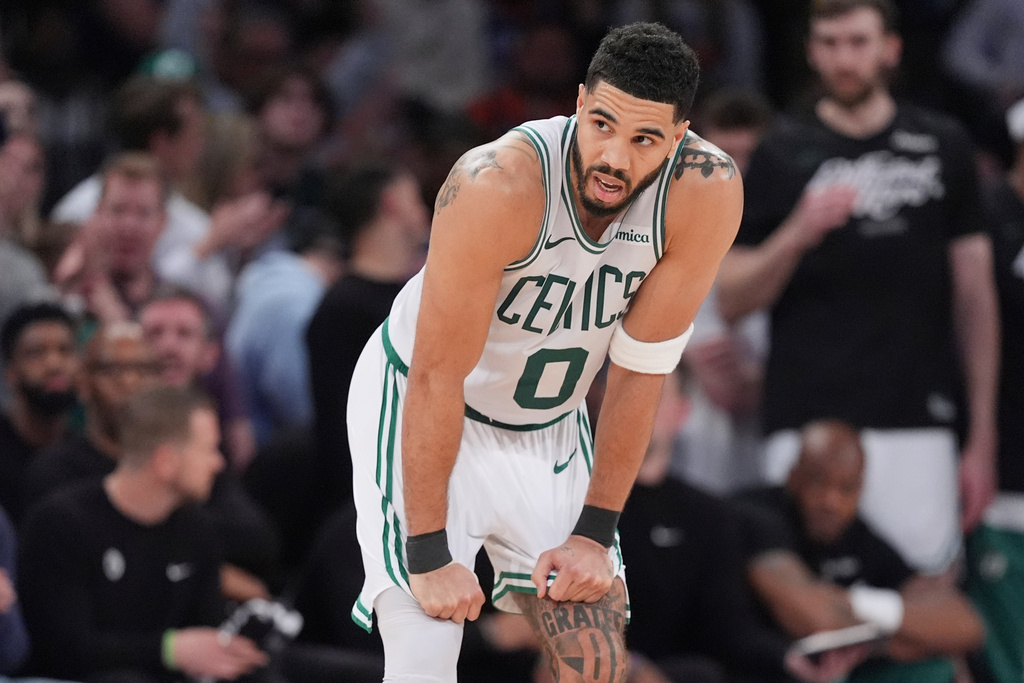 NBA(影)／塞爾提克球星Tatum現身NFL訓練場　已能正常走路不需步行靴