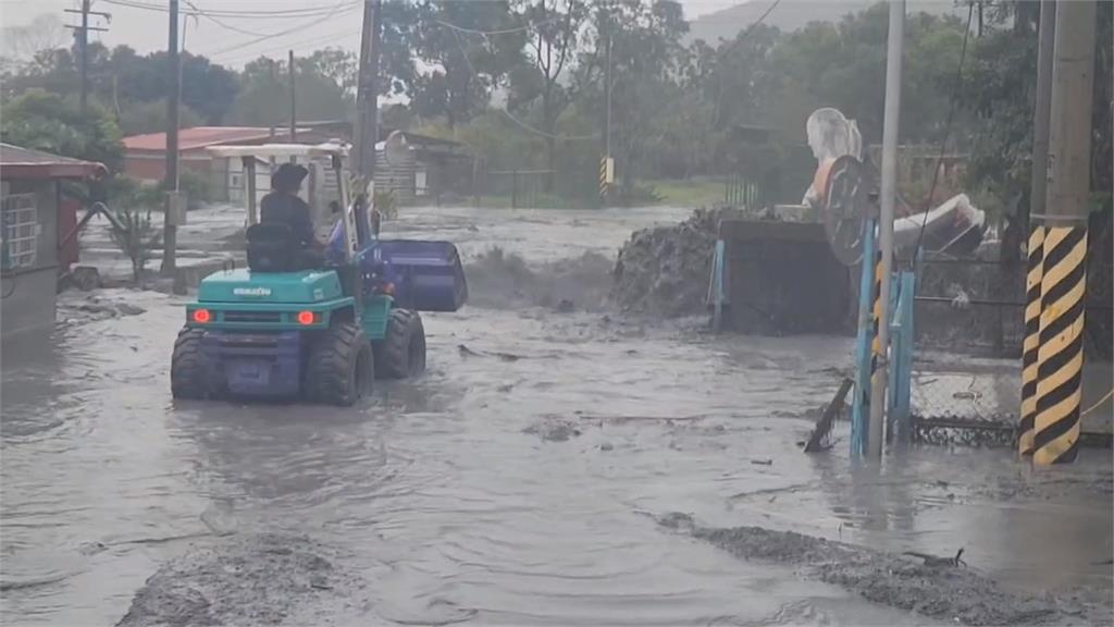 花蓮馬太鞍溪暴漲「轎車被吞噬」！車尾懸空「倒栽蔥」驚悚畫面曝光