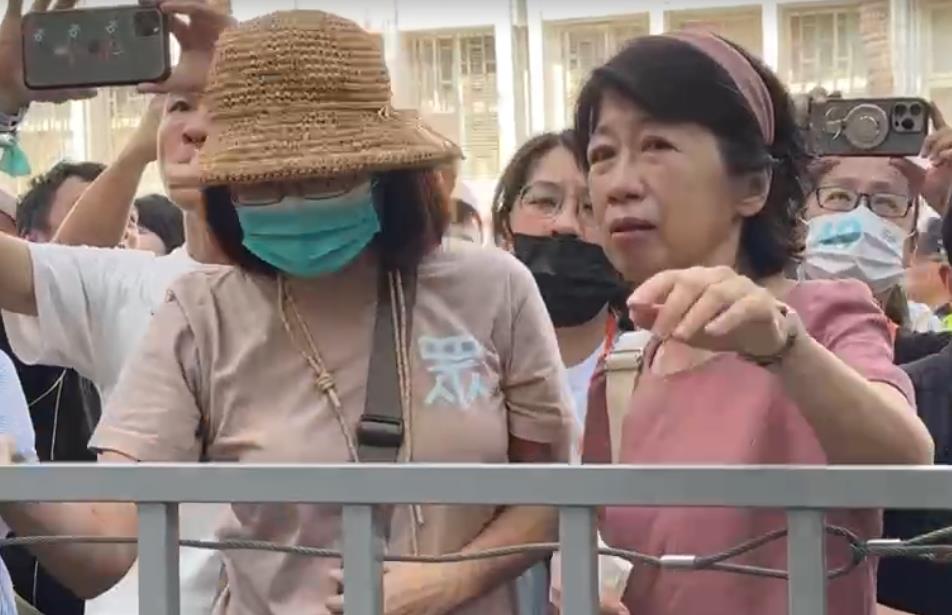 快新聞／陳佩琪哭了！「小草」聚北院外大喊「柯文哲平安健康」　畫面曝光　